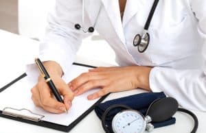 Los inmigrantes ‘sin papeles’ recuperan la asistencia sanitaria gratuita en año electoral Médico recetando a posible paciente