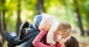 Tus hijos pueden parecerse al primer amor de tu mujer Mujer jugando en un parque con su hijo.