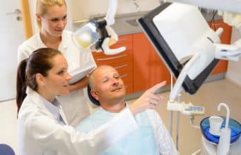 4 técnicas dentales para odontólogos innovadores Paciente en la consulta del dentista