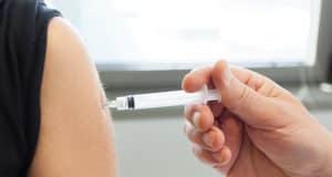 Vacuna contra la meningitis B, opiniones a favor y en contra Vacunación en brazo