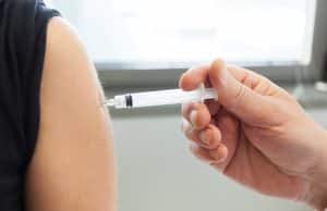 Vacuna contra la meningitis B, opiniones a favor y en contra Vacunación en brazo