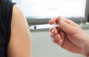 Vacuna contra la meningitis B, opiniones a favor y en contra Vacunación en brazo