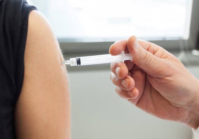 Vacunación en brazo