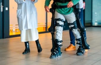 Últimos avances contra la lesión medular (2024-2025) Paciente con lesión medular utilizando un exoesqueleto